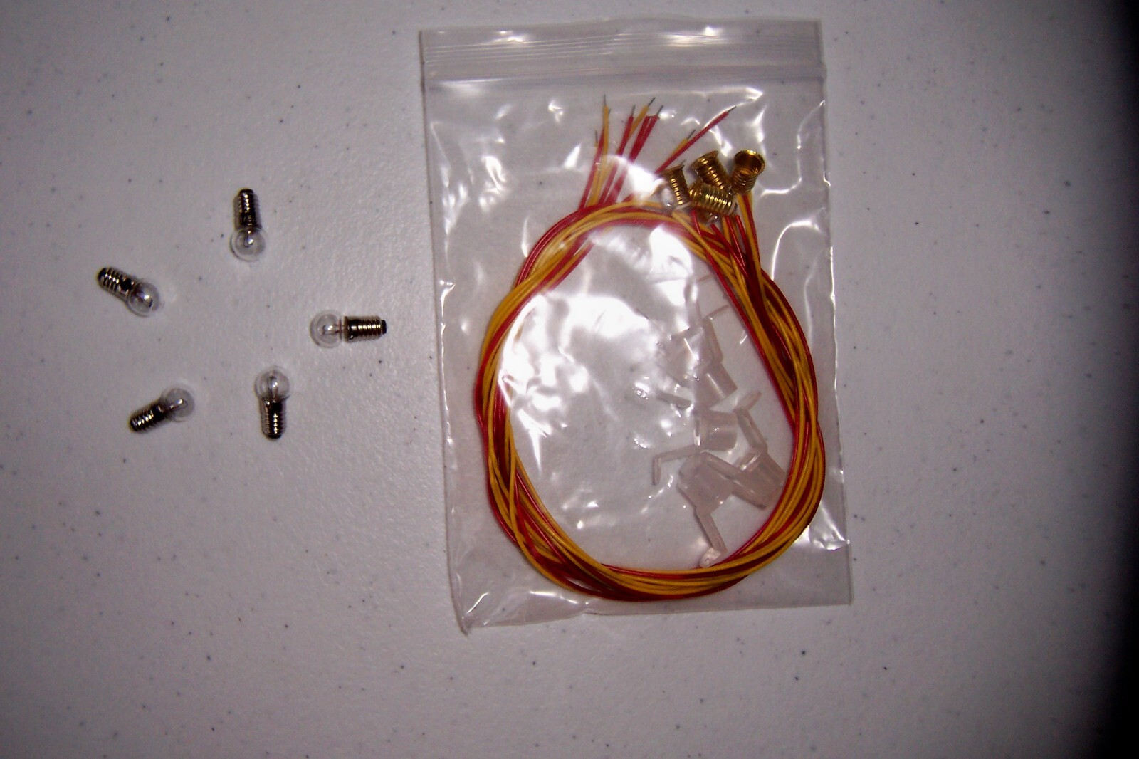 069(H) G,HO,++ TRAIN HOBBY LIGHTING LOT OF 5 LIGHTS,19V BULBS, STANDS