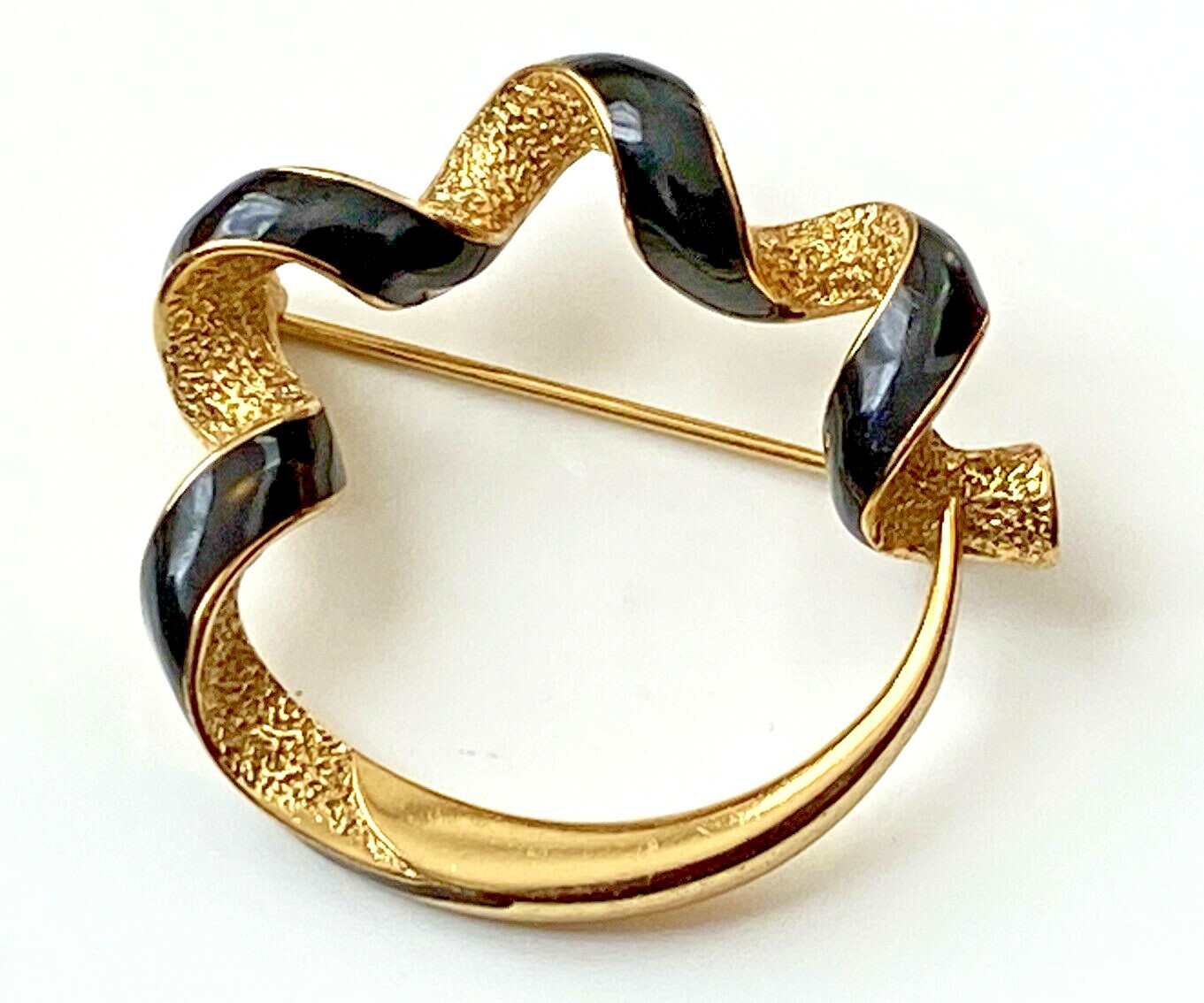 Broche vintage ruban torsadé en émail noir et doré de 4,2cm pour femme