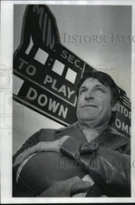 1982 Press Photo Wisconsin Football Coach Monte Charles, Resigns due to Cancer