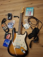 E-Gitarre Fender Squire mir unfangreichen Zubehör