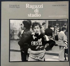 Ragazzi di stadio. Fotografie di D. Segre. 1a edizione, Mazzotta, 1979. 