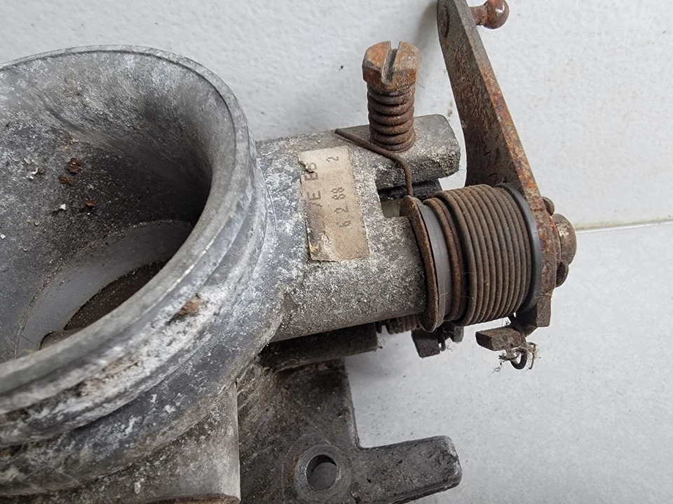 Ford Bronco II 1986-90 2,9 L V6 carrocería del acelerador control de admisión de aire OEM resorte débil Foto 3 de 4