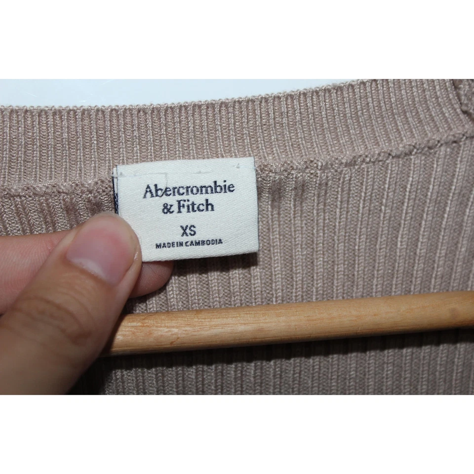 Suéter Abercrombie & Fitch bege bronzeado malha com nervuras manga longa gola redonda tamanho XS - Imagem 3 de 4