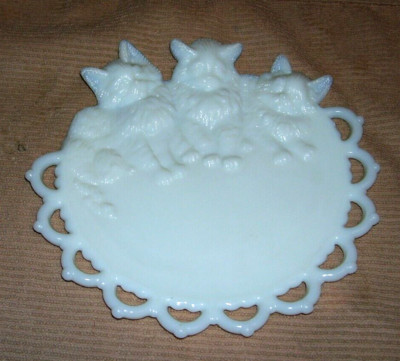 Pressed White Milk Glass Westmoreland 3 Kittens Reticulated Scallop Edge Cats 8''