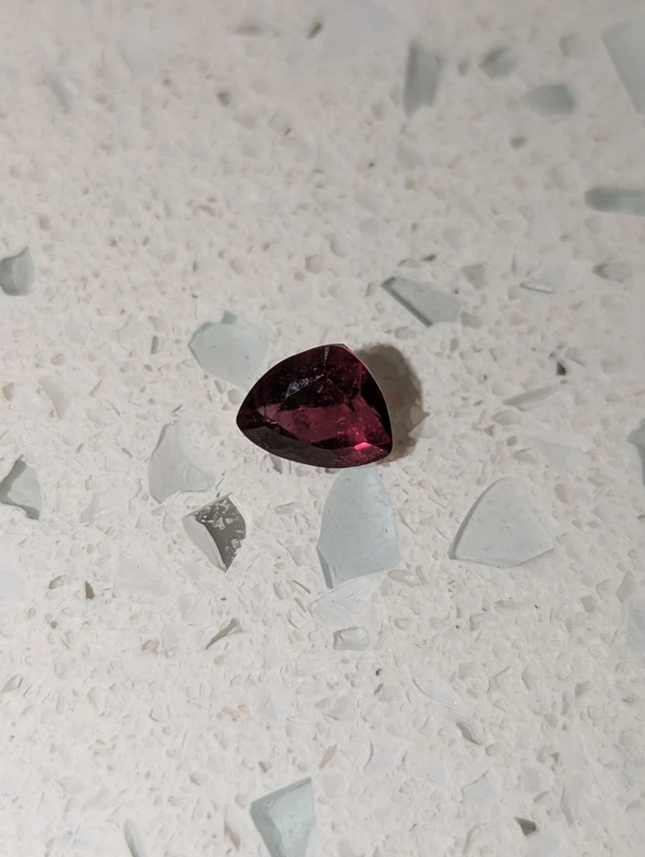 Turmalina roja oscura corte trillón suelto 1,17 quilates Foto 2 de 4