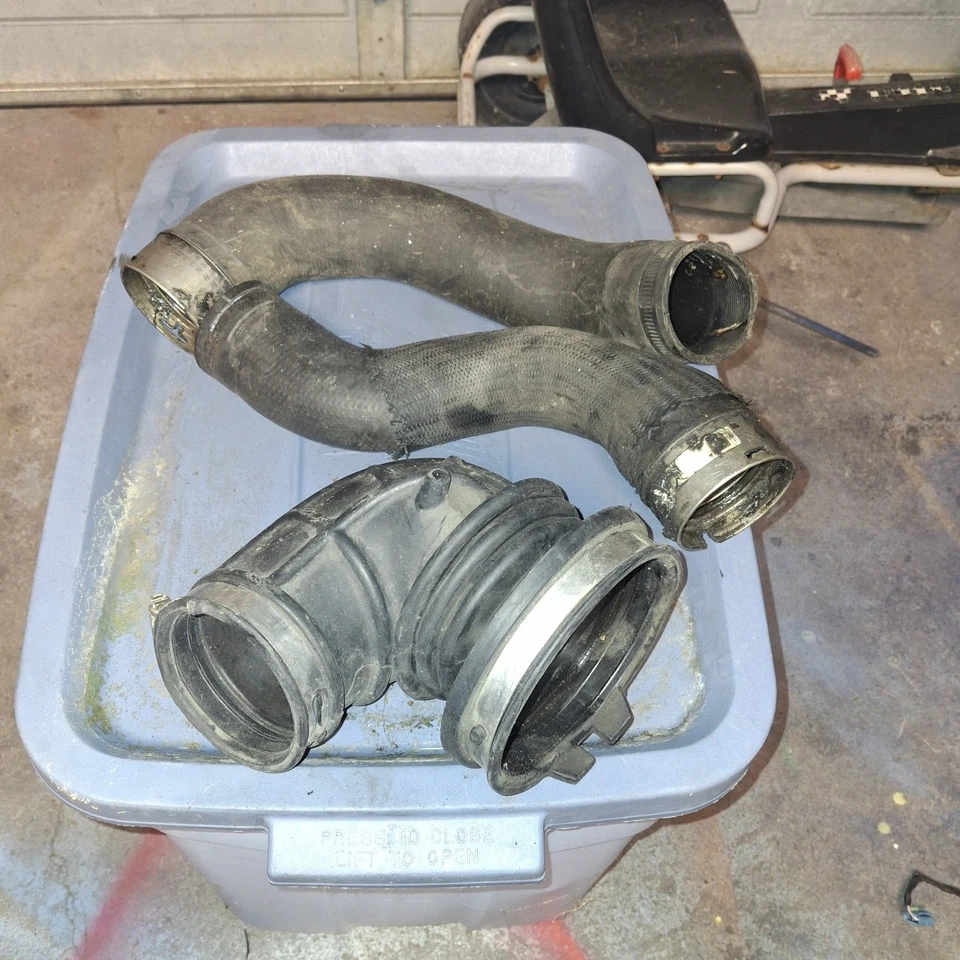 Carcasa y mangueras de filtro de aire Cadillac Ats 2.0 T 2013-2018 Foto 3 de 4