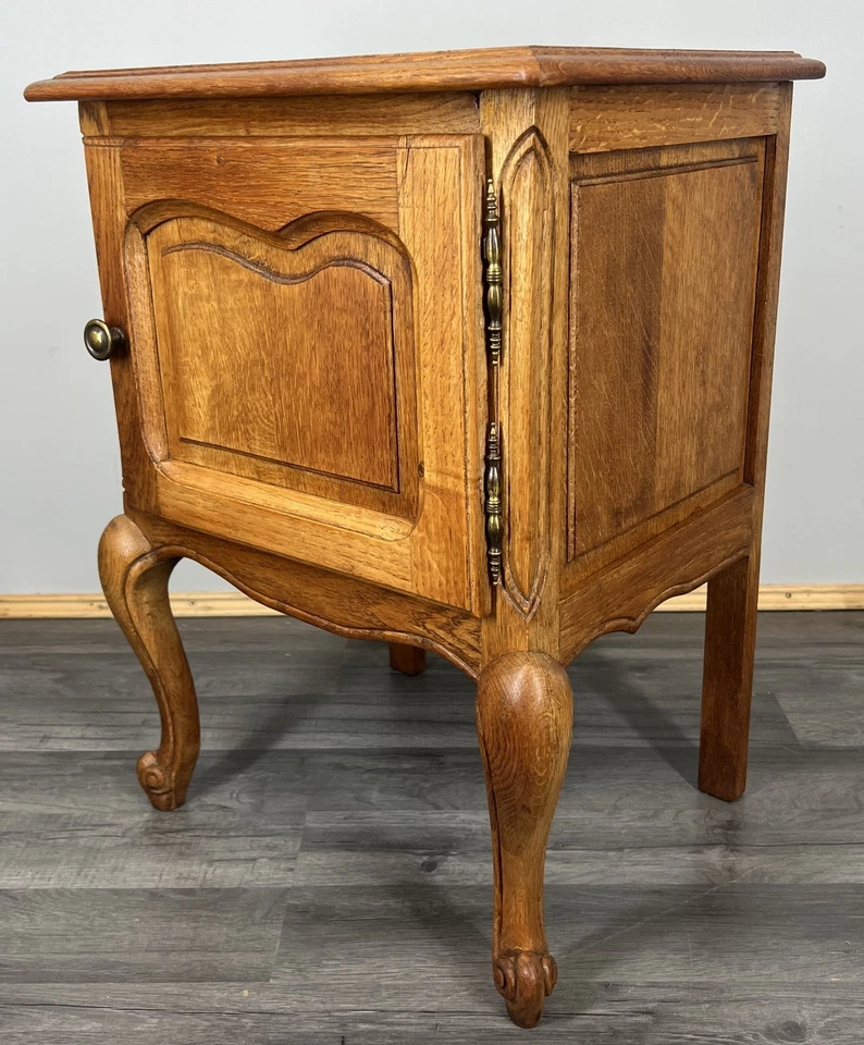 French Vintage Oak Bedside Tables Pair Cupboards Cabinets Louis XVI LOT 3944 - Image 3 of 4