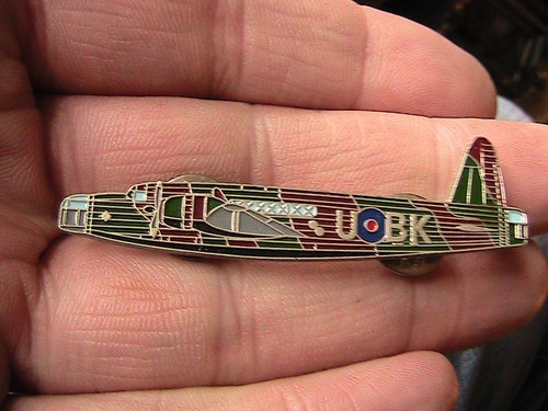 WW2 WELLINGTON BOMBER PIN BADGE RAF ROYAL AIR FORCE WAR PLANE