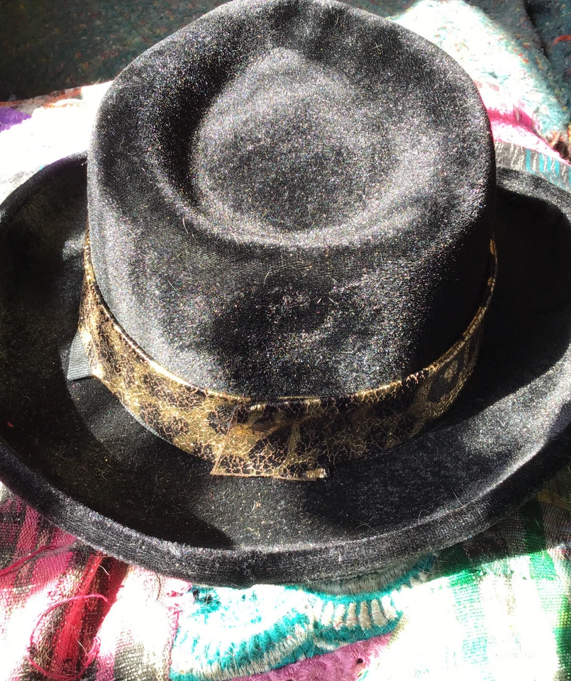 Sombrero de terciopelo negro Elope con envoltura de banda negra/bronceada/flexible con ala flexible. Halloween Foto 3 de 4