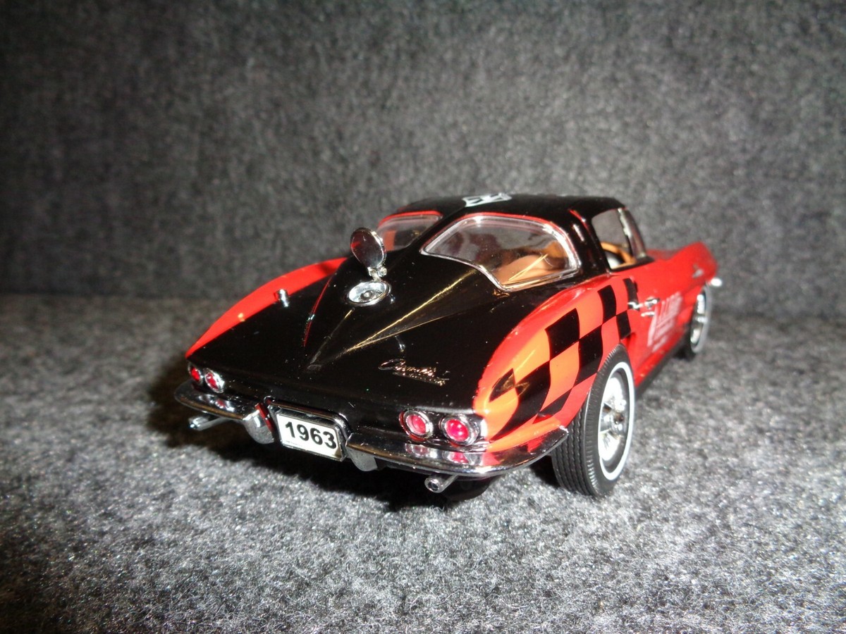 1963 CHEVY CORVETTE STINGRAY SPLIT WINDOW 1:24 Diecast Crown