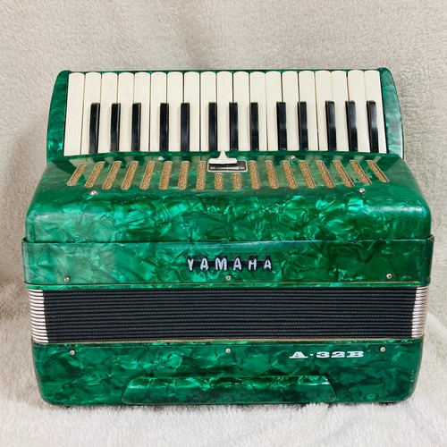 Yamaha Accordion A-32B Green 32 Keyboard 32 Made in Japan