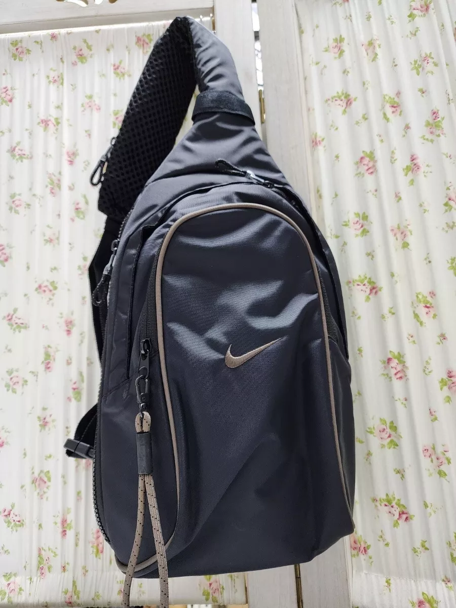 Nike Sportswear Essentials Sling Bag (8L).