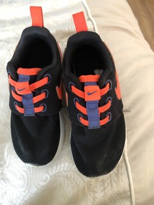 black nike trainers size 8