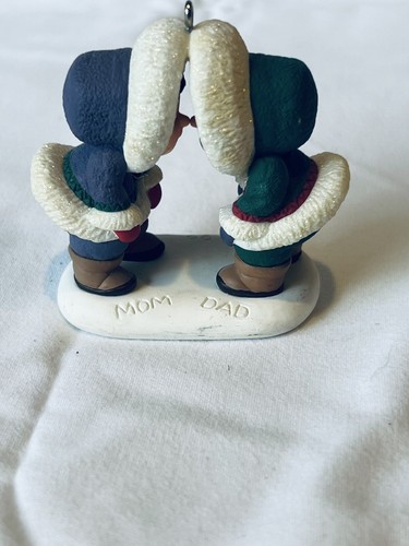 1999 Mom & Dad Kissing Eskimos Hallmark Keepsake Ornament Christmas Decoration - Picture 4 of 6
