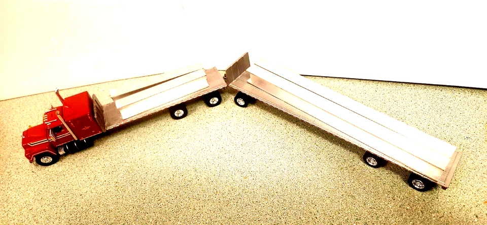 DCP / FG Mack R Sleeper - 定制 1 Off Steel Truck 带 45 英尺拖车及装载 — 第 3/4 张图片