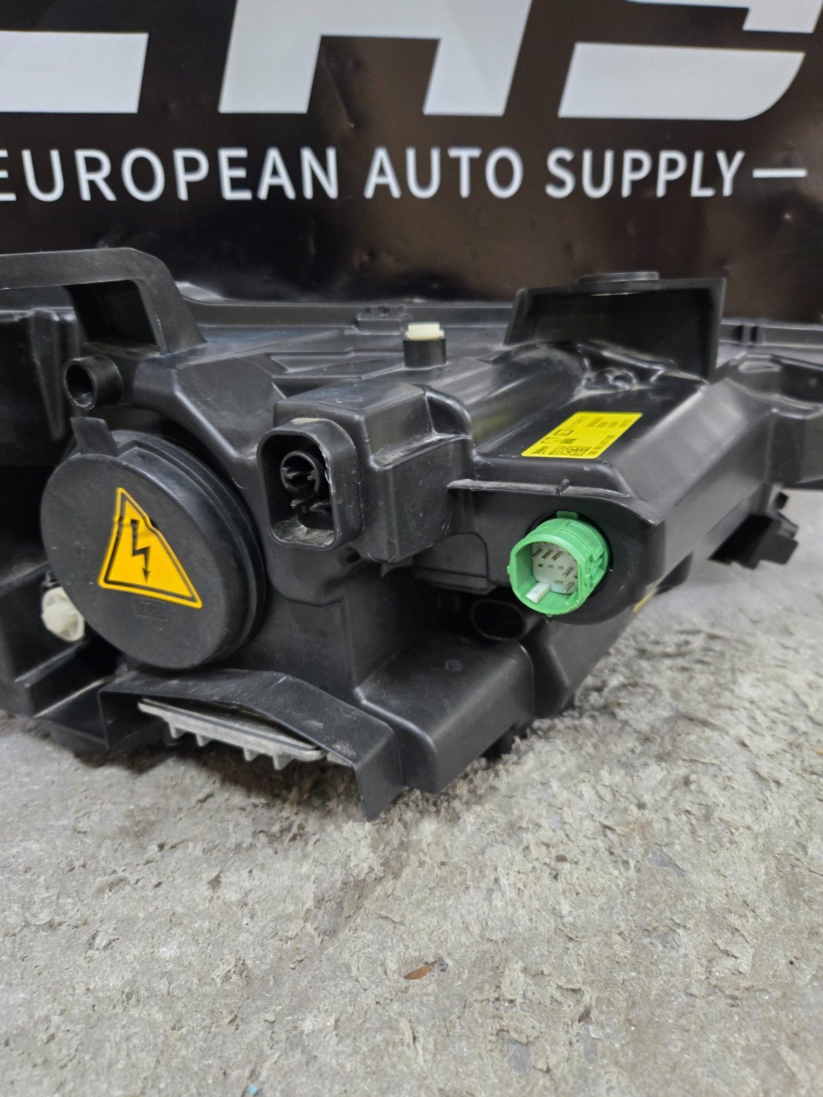 2017 - 2020 Maserati Levante M161 Left Driver Side Xenon Headlight OEM 670034642