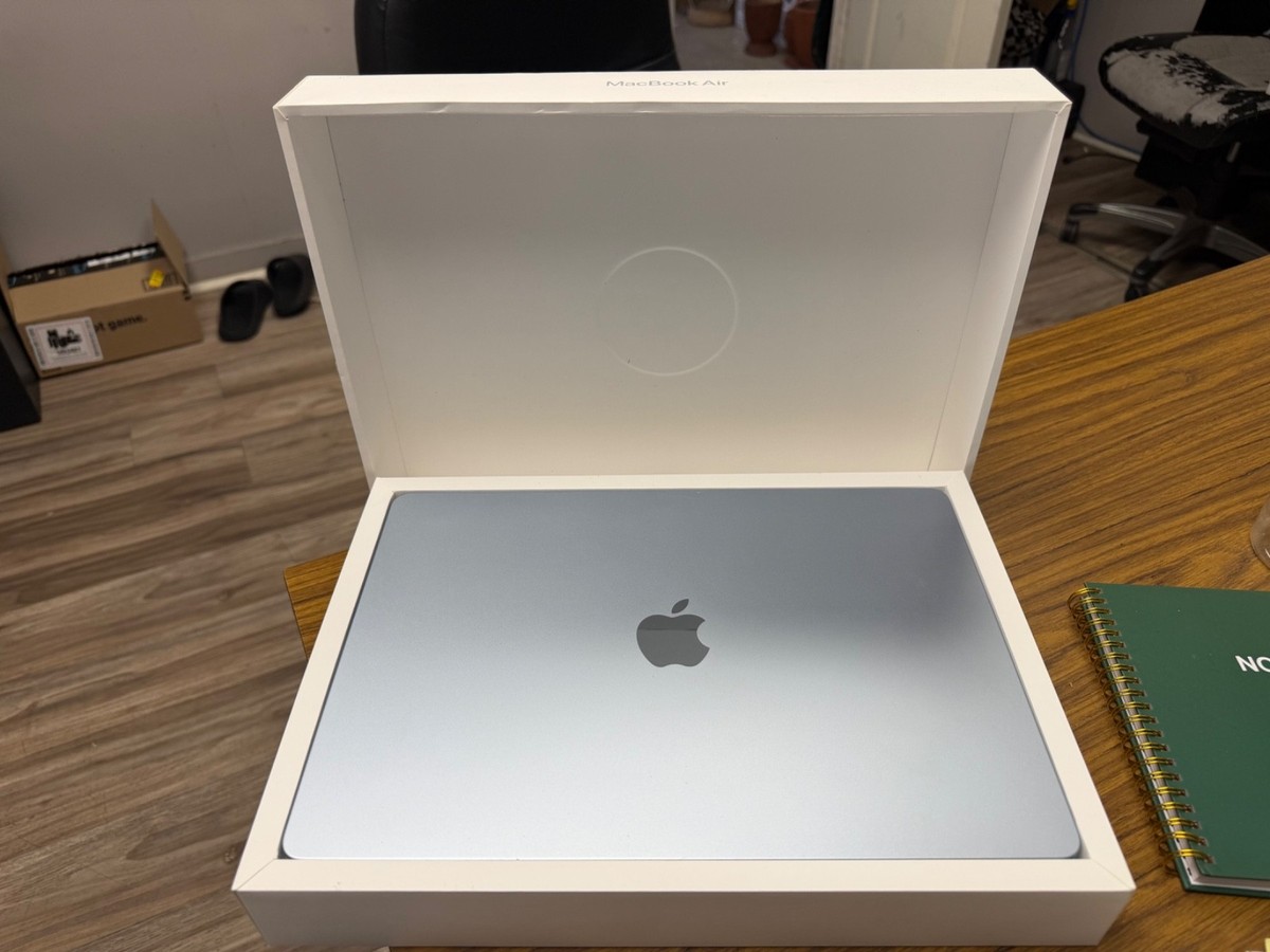 Apple - MacBook Air late 2025 15-inch Laptop - Apple M4 chip Built