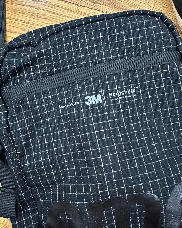 Borsa a tracolla Supreme laterale 3M nera riflettente SS24 - Immagine 4 di 4