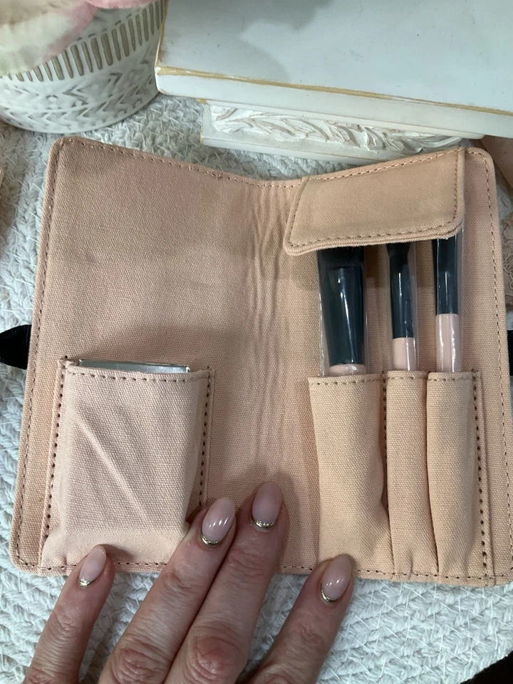 古驰美容花卉 4 件装迷你化妆刷带盒 + 小袋粉色套装新奇 GWP — 第 2/4 张图片