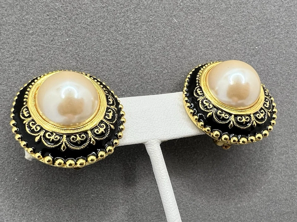 Joan Rivers Pendientes Botón Clip Chapado en Oro Esmalte Negro Perla Imitación 1" Foto 3 de 4