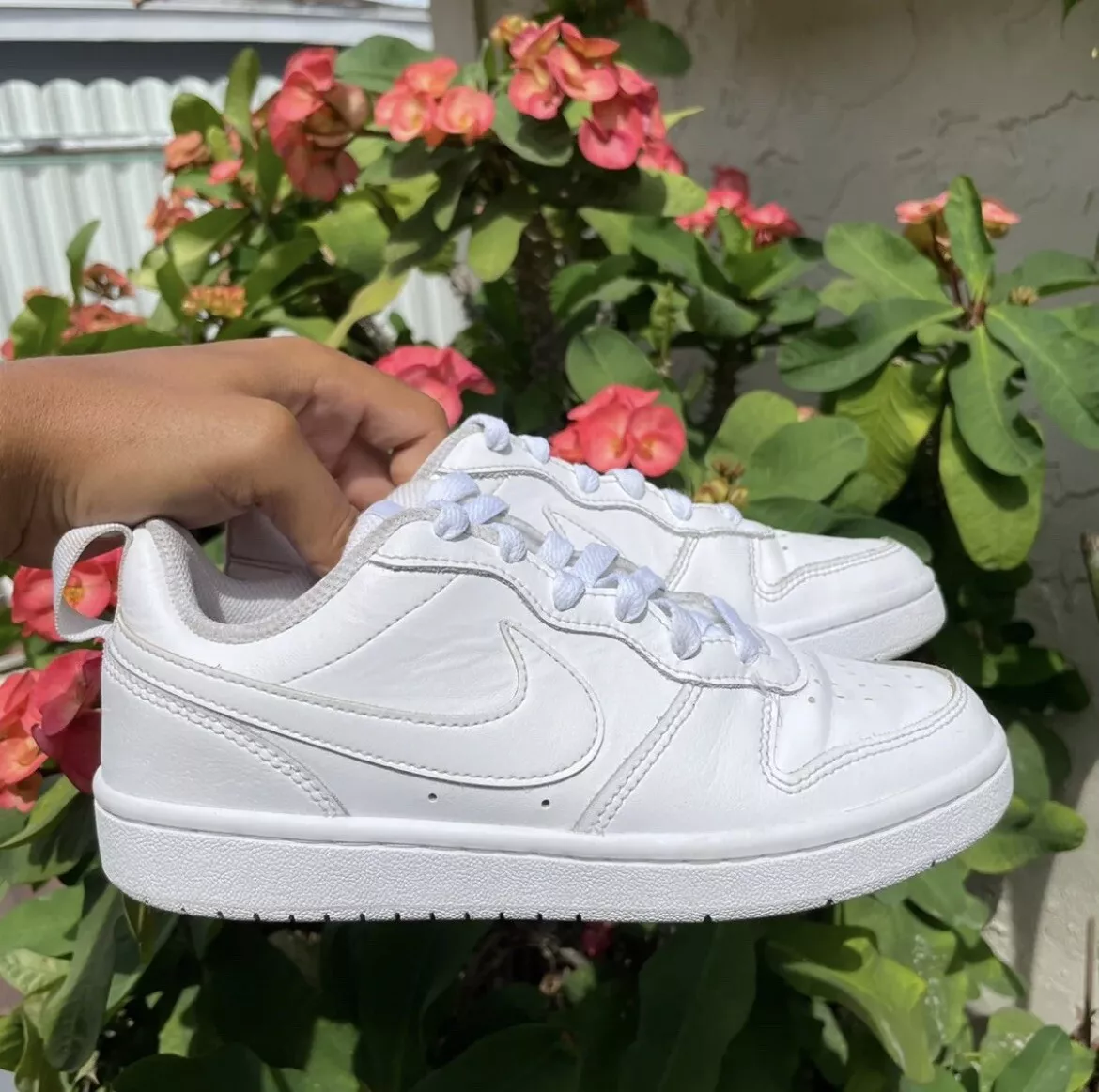 WHITE NIKE COURT BOROUGH LOW