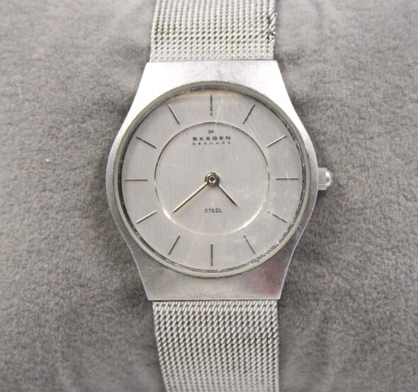 SKAGEN 233SSS Silvertone Mesh Steel Quartz Wristwatch Spares/Repairs