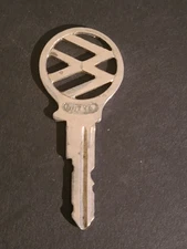 Vintage VW Volkswagen Key Witte