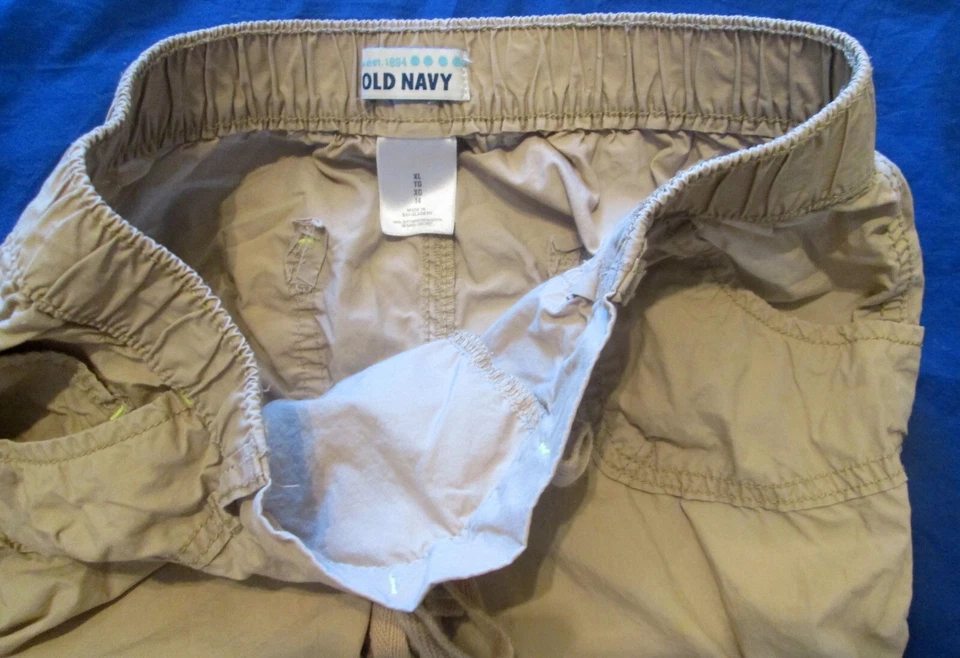 Calça cargo capri cáqui Old Navy extragrande 14 cordões cintura e punhos - Imagem 2 de 4