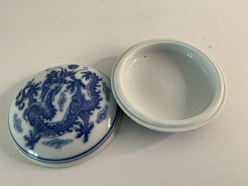 Vintage Blue & white Ceramic Seal Paste Pots with 4 Character Marks on both - Picture 3 of 7