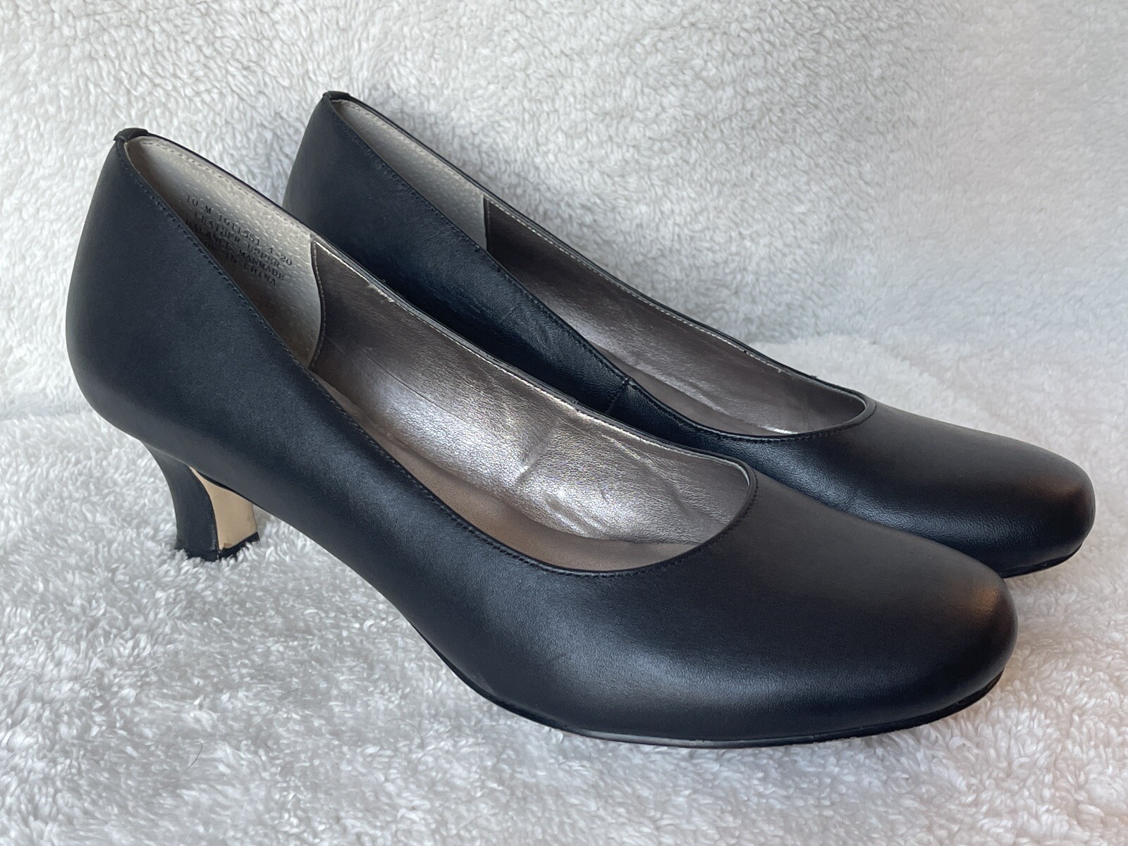 Array Flatter Evening Black Leather Round Toe Pum… - image 1