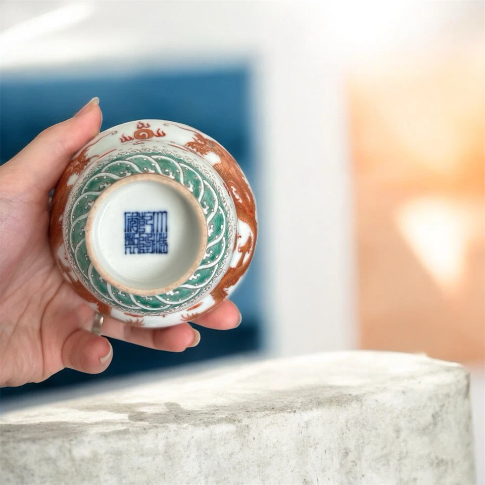 Antiguo cuenco chino cubierto de porcelana con motivo de dragón rojo hierro. Juego de 2 Foto 2 de 3