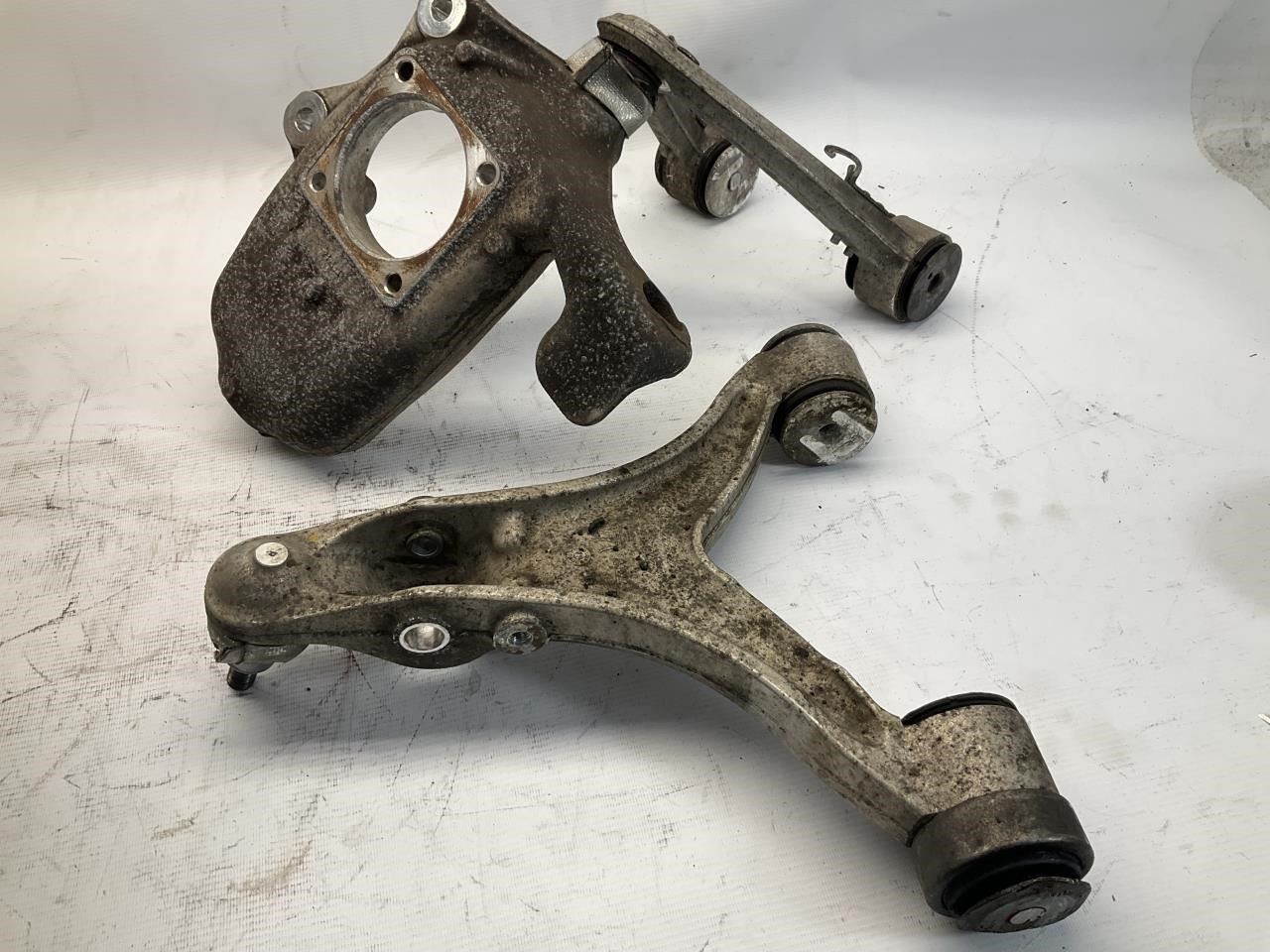 09-19 Maserati GranTurismo Front Right Spindle Knuckle w/ Arm Set (3) Q