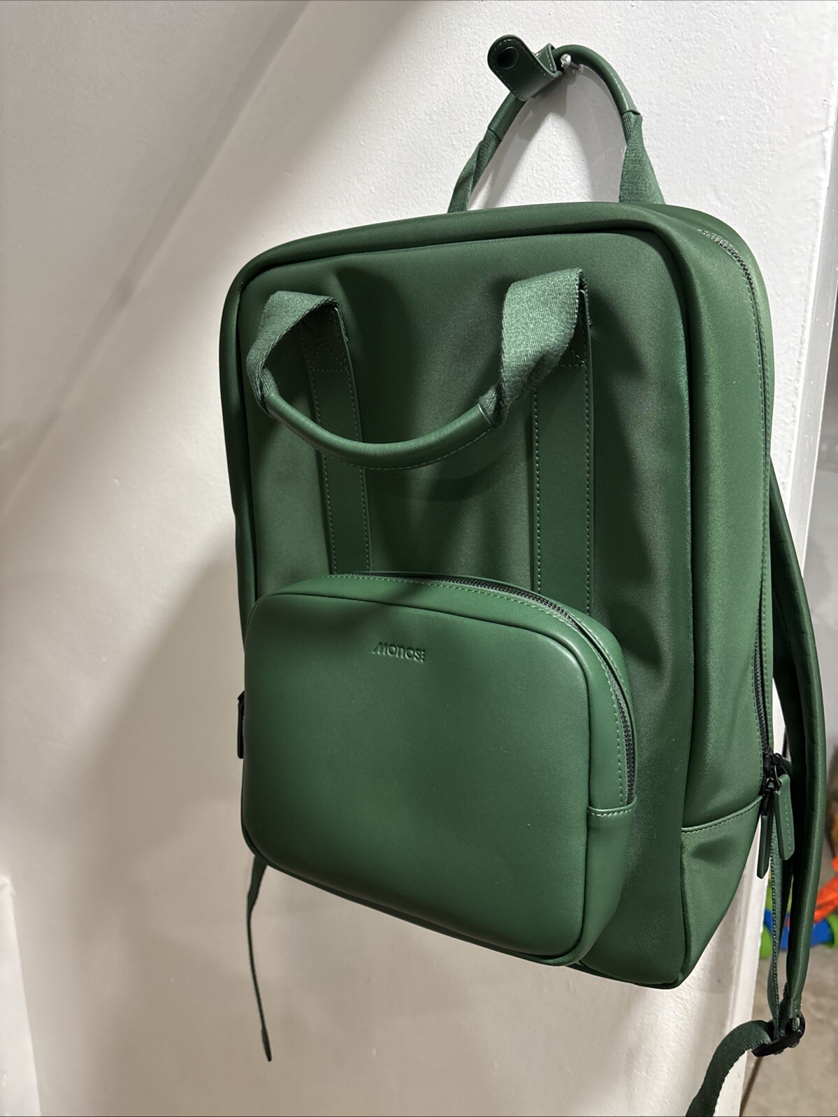 Mochila Monos Metro Traveler cuero vegano verde