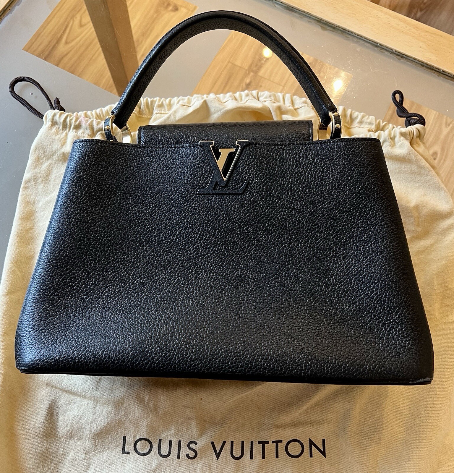 Louis Vuitton Woman’s Black Capucines MM Hamdbag
