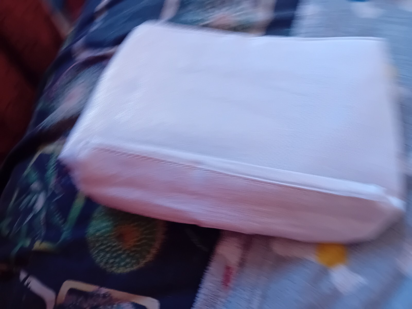 Borsa trucco Yves Saint Laurent crema e oro chiusura con zip