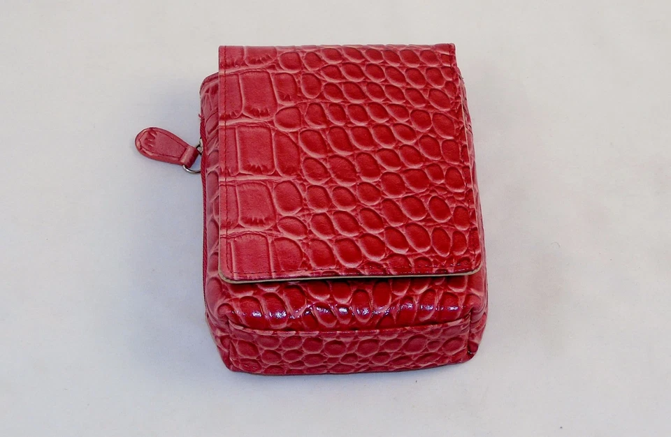 Cartera organizadora de medios Buxton para teléfono/iPod/cámara con correa ~ ROJA simulacro de vajilla Foto 2 de 4