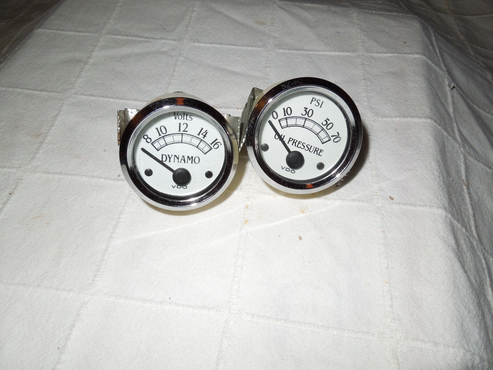 VINTAGE VDO ROYALE OIL PRESSURE VOLTS (DYNAMO) GAUGES NOS 1980'S WHITE