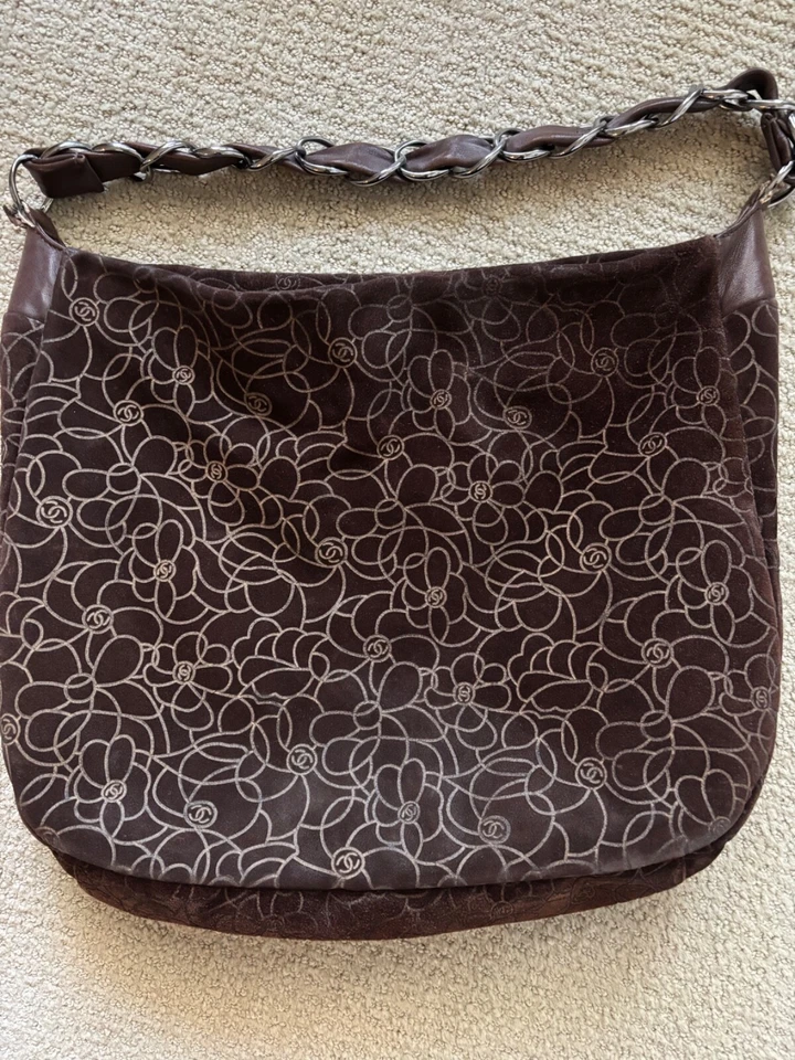 CHANEL Camellia Brown Suede Floral-embossed Shoulder Bag - Imagem 2 de 4