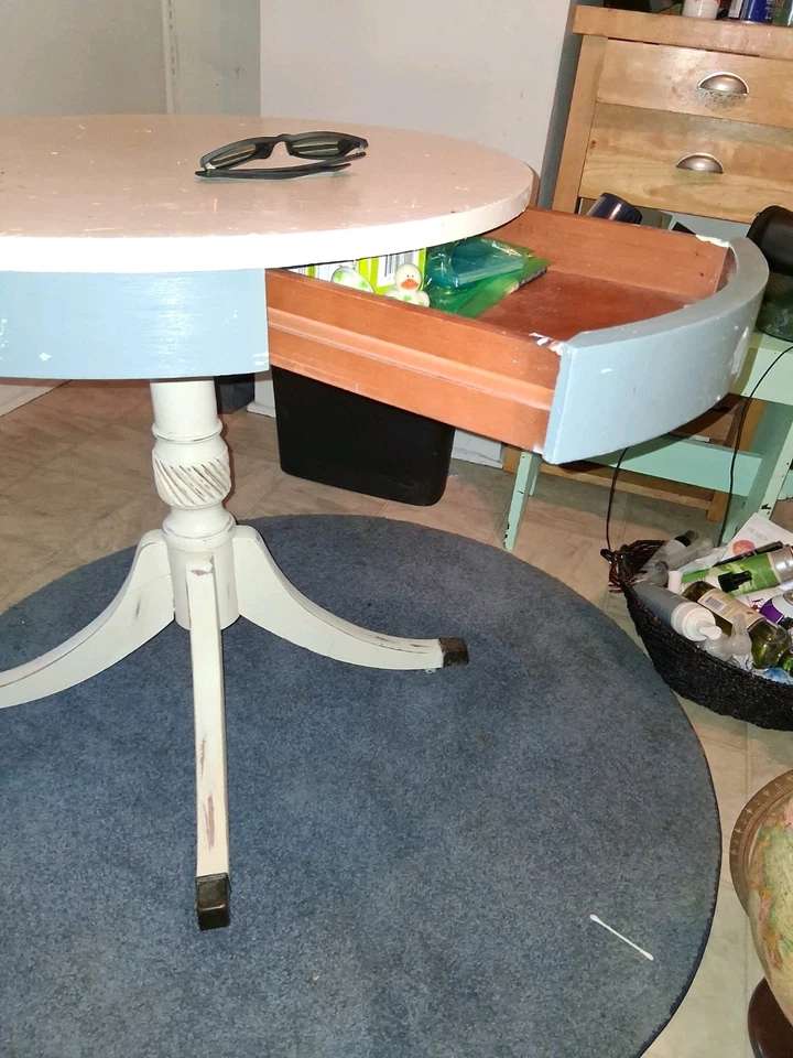 Mesa de tambor antigua/vintage con un cajón y patas de garra de latón sobre ruedas Foto 2 de 3