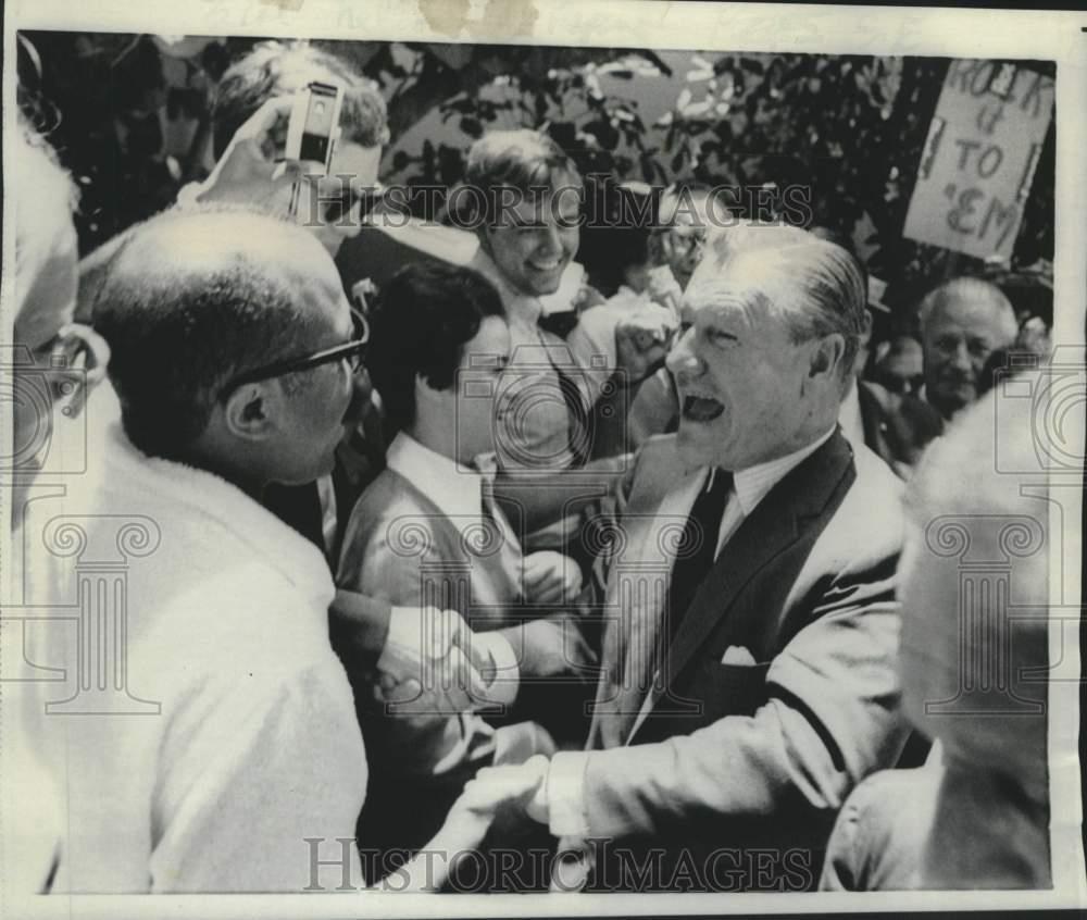 Foto de prensa Gobernador Nelson Rockefeller saluda a multitud en Hotel Sevilla en Florida