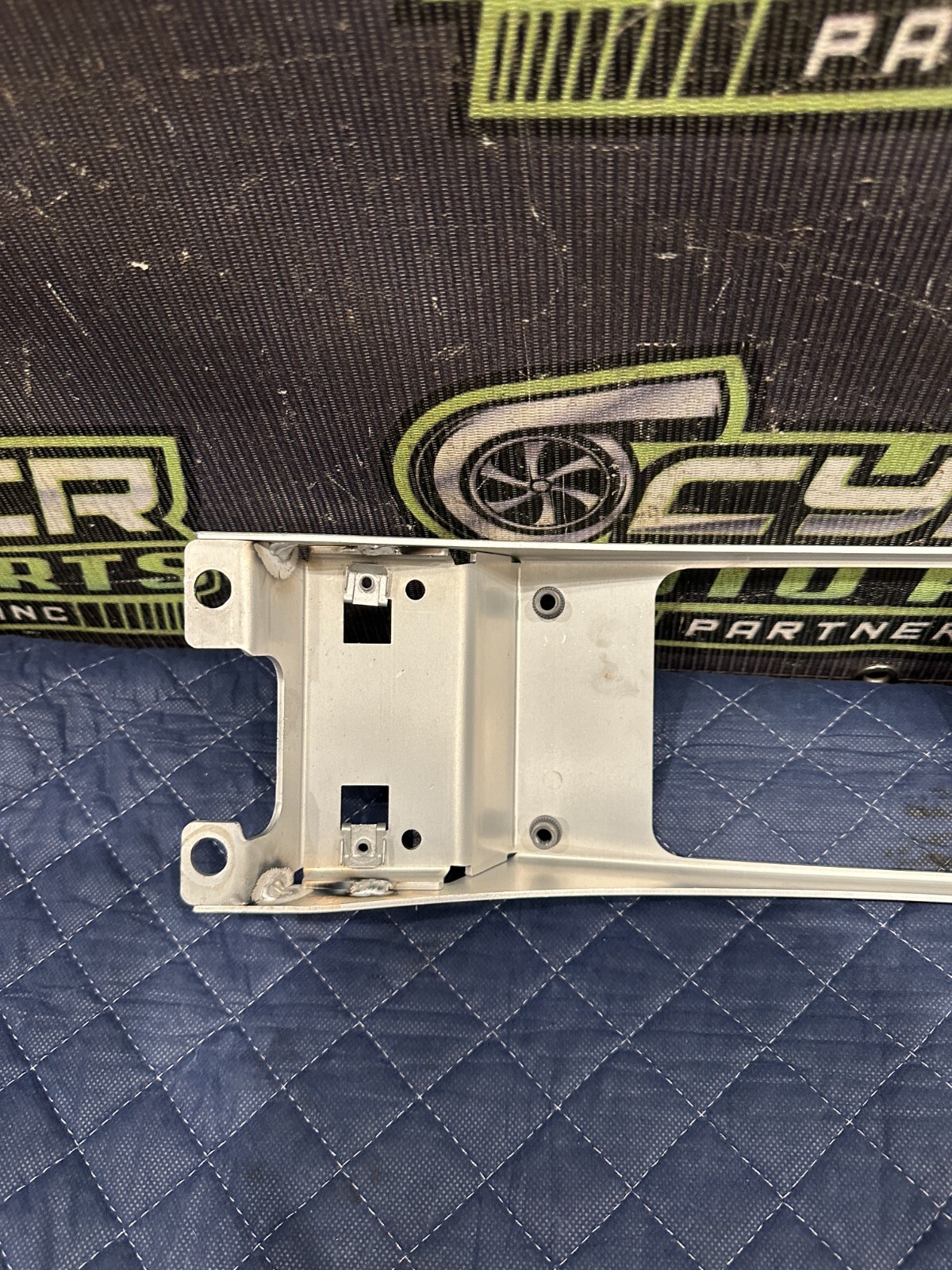 2014 AUDI R8 A/T AUTOMATIC TRANS FLOOR SHIFTER BRACKET MOUNT 420 804 048 OEM
