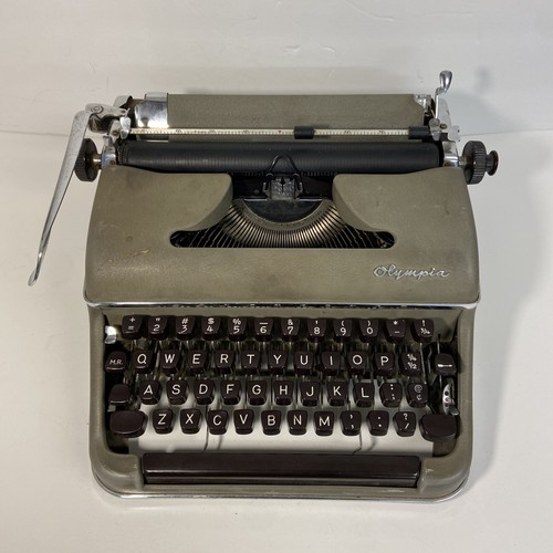 Vtg 1950s Green Olympia SM3 DeLuxe Typewriter W/Case Working - made in Germany