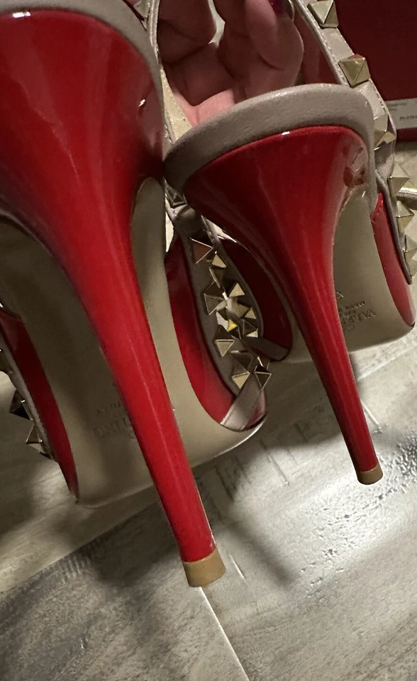 Tacones de aguja rojos Valentino Rock con tachuelas Foto 2 de 4