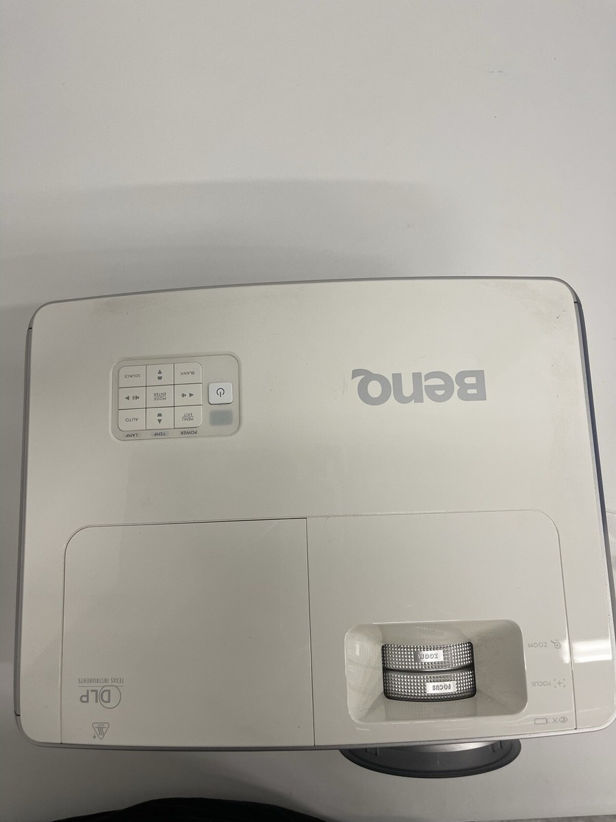 BenQ W1060 DLP Projector. 1920x1080 Resolution With Carry