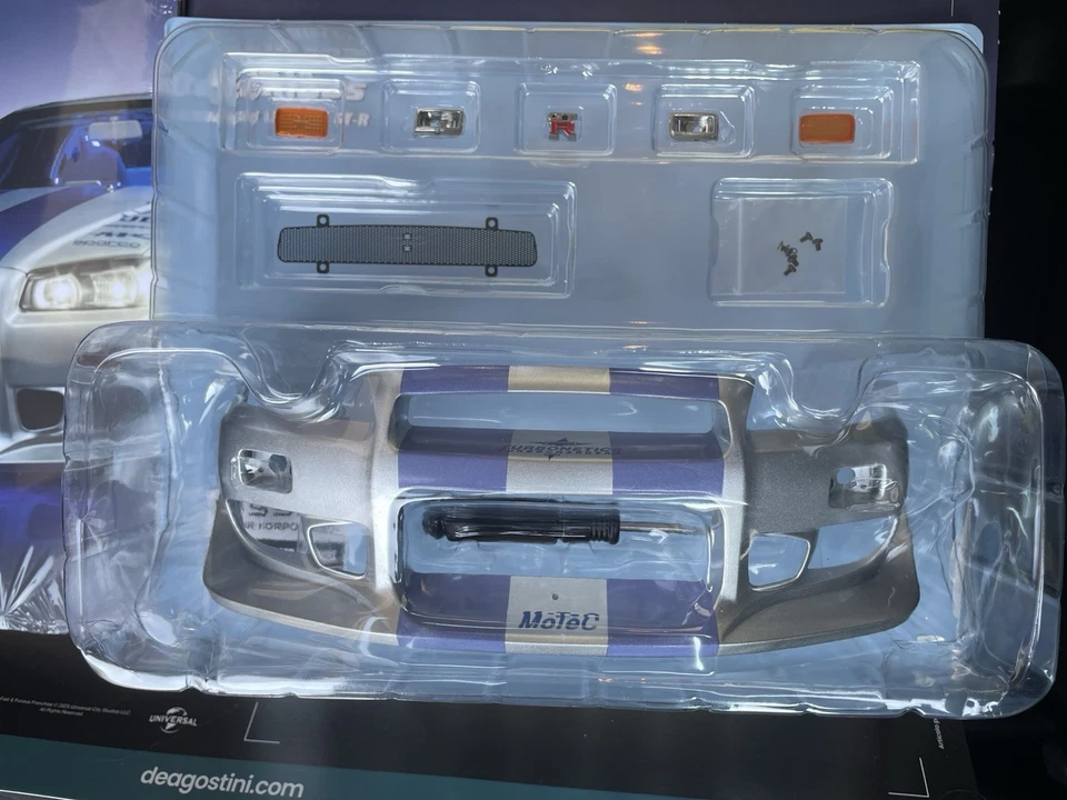 COSTRUISCI NISSAN SKYLINE GT R 34 BRIAN FAST & FURIOUS KIT MODELLO AUTO 2025 1:8 - Immagine 2 di 3