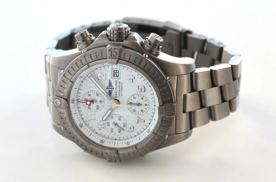 BREITLING часы E13360 хронограф AVENGER 44 мм, автоматический, белый циферблат, титан, WOW - Изображение 3 из 4