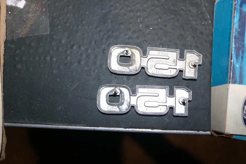 Nuevo de Lote Antiguo Ford 1975 hasta Econoline E-150 Emblema Par D5UZ-1125622 Foto 4 de 4