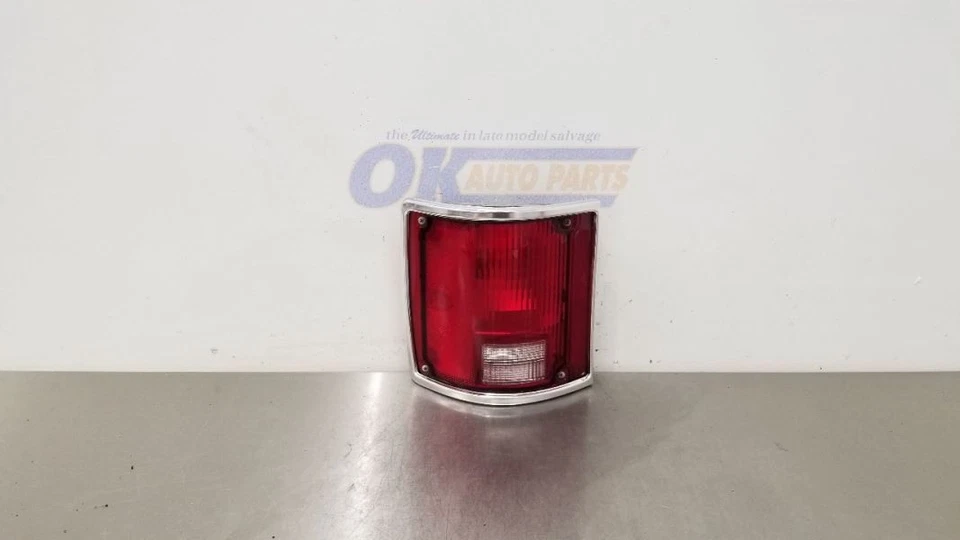 89 CHEVROLET K5 BLAZER TAIL LIGHT LAMP ASSEMBLY LEFT DRIVER - Image 2 of 4