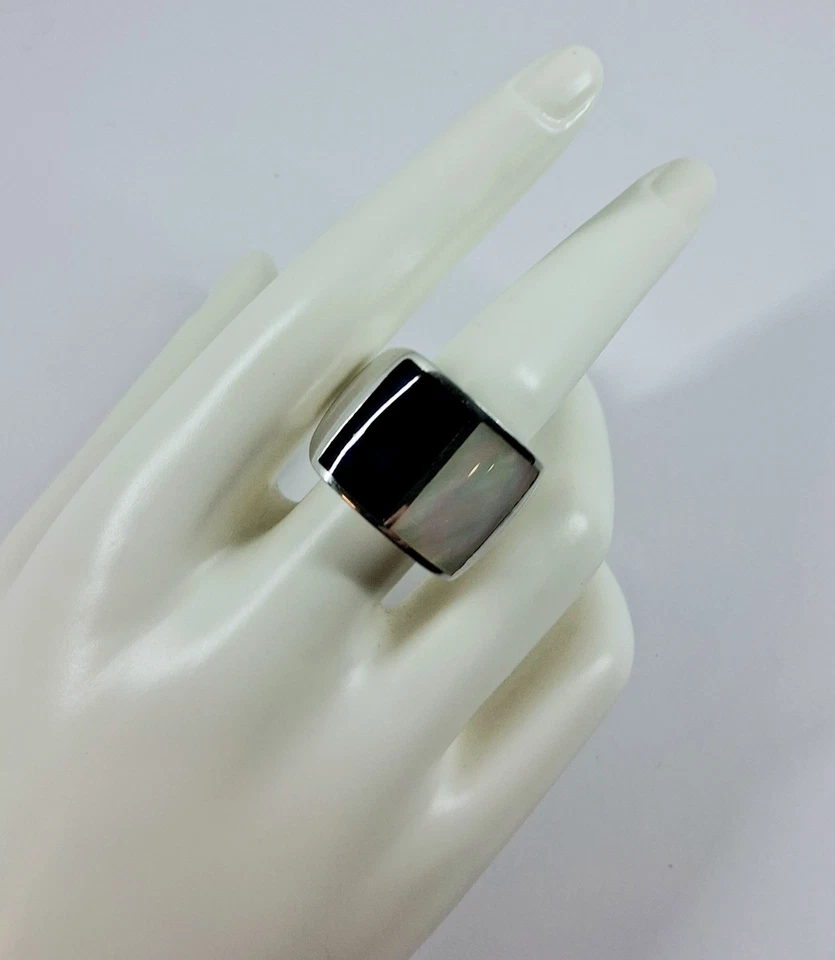 Anello in argento 925 rodiato a fascione con madreperla naturale e onice  - Immagine 2 di 4