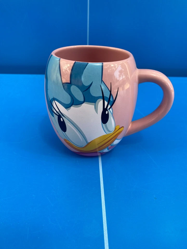 MUG Tasse Daisy , Donald Duck Disney Store DISNEYLAND PARIS Rose Comme neuve - Photo 1/4